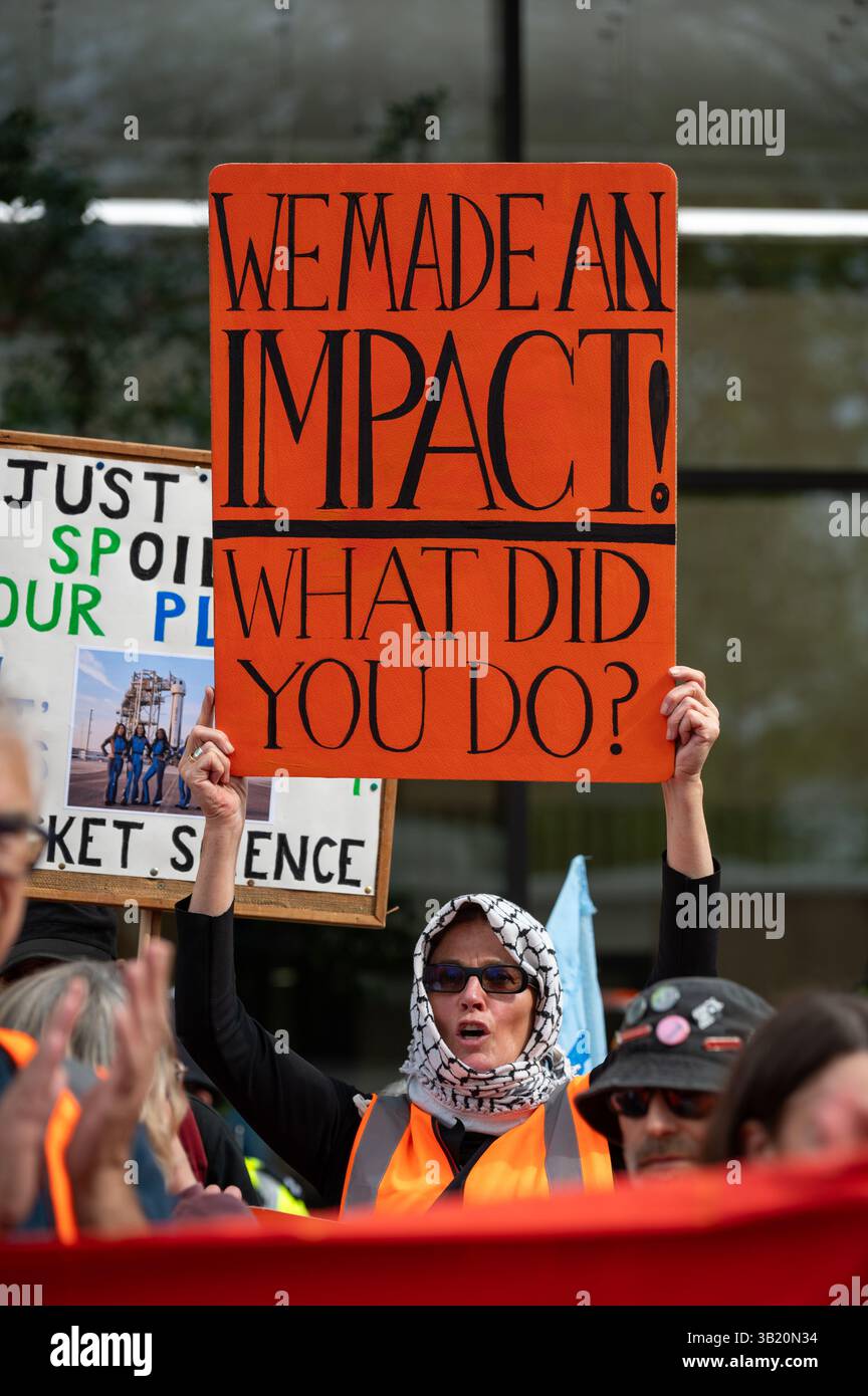 London, Großbritannien. 27. April 2025. Hunderte von Just Stop Oil (JSO)-Aktivisten in ihren charakteristischen orangen Westen marschierten am Samstag in Westminster, erklärten einen Sieg bei neuen Öl- und Gaslizenzen und kündigten ein Ende ihrer direkten Aktionstaktik an. Die Gruppe, bekannt für umstrittene Proteste, einschließlich der Ausrichtung auf Kunstwerke und Infrastruktur, erklärte, dass ihre anfängliche Forderung, die Erforschung neuer fossiler Brennstoffe zu stoppen, zur Regierungspolitik geworden sei, und zitierte jüngste Gerichtsurteile und die Haltung der Labour-Regierung. Anrede: Andrea Domeniconi/Alamy Live News Stockfoto
