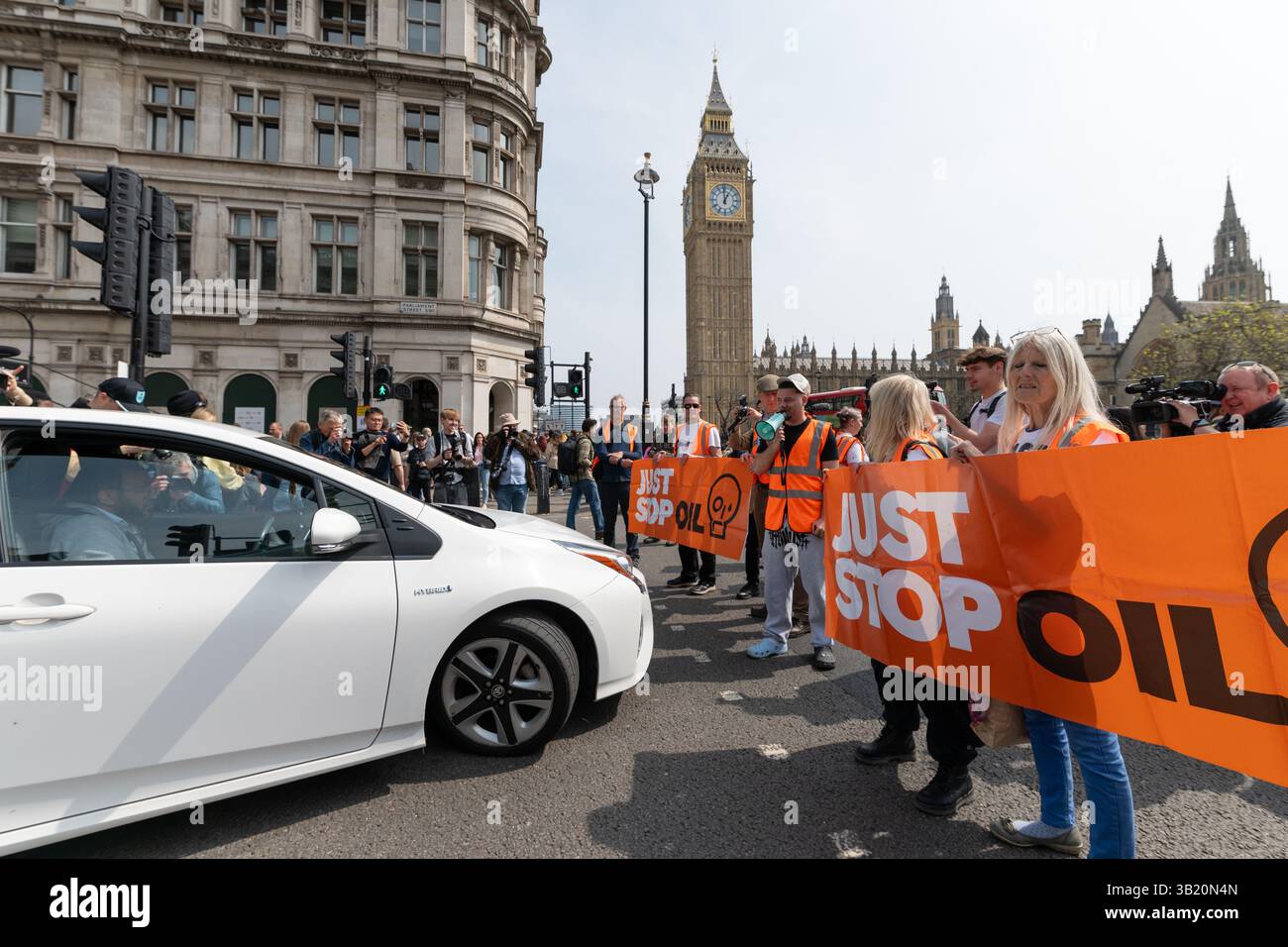 London, Großbritannien. 27. April 2025. Hunderte von Just Stop Oil (JSO)-Aktivisten in ihren charakteristischen orangen Westen marschierten am Samstag in Westminster, erklärten einen Sieg bei neuen Öl- und Gaslizenzen und kündigten ein Ende ihrer direkten Aktionstaktik an. Die Gruppe, bekannt für umstrittene Proteste, einschließlich der Ausrichtung auf Kunstwerke und Infrastruktur, erklärte, dass ihre anfängliche Forderung, die Erforschung neuer fossiler Brennstoffe zu stoppen, zur Regierungspolitik geworden sei, und zitierte jüngste Gerichtsurteile und die Haltung der Labour-Regierung. Anrede: Andrea Domeniconi/Alamy Live News Stockfoto