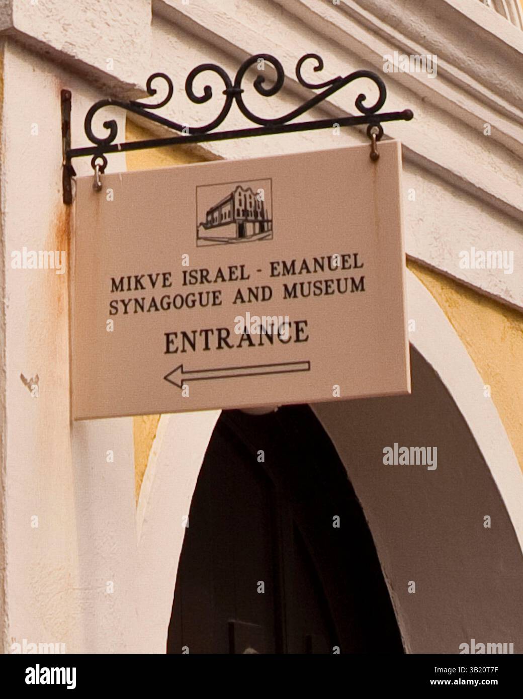 28. Januar 2010 - Willemstad, Curacao, niederländische Antillen - Sign at Entrance to Congregation Mikve Israel-Emanuel (gegründet 1651) ist die älteste aktive jüdische Gemeinde Amerikas und arbeitet seit mehr als 360 Jahren kontinuierlich. Die Touristenattraktion Nummer eins in Curacao liegt mitten in Punda, Teil von Curacaos Hauptstadt Willemstad, die zum UNESCO-Weltkulturerbe gehört. Die 1732 eingeweihte Synagoge, ein schönes Beispiel für die niederländische Kolonialarchitektur, war nach dem Vorbild der „Esnoge“, der portugiesischen sephardischen Synagoge in Amsterdam, gestaltet. Curacao ist das größte und bevölkerungsreichste der Stockfoto
