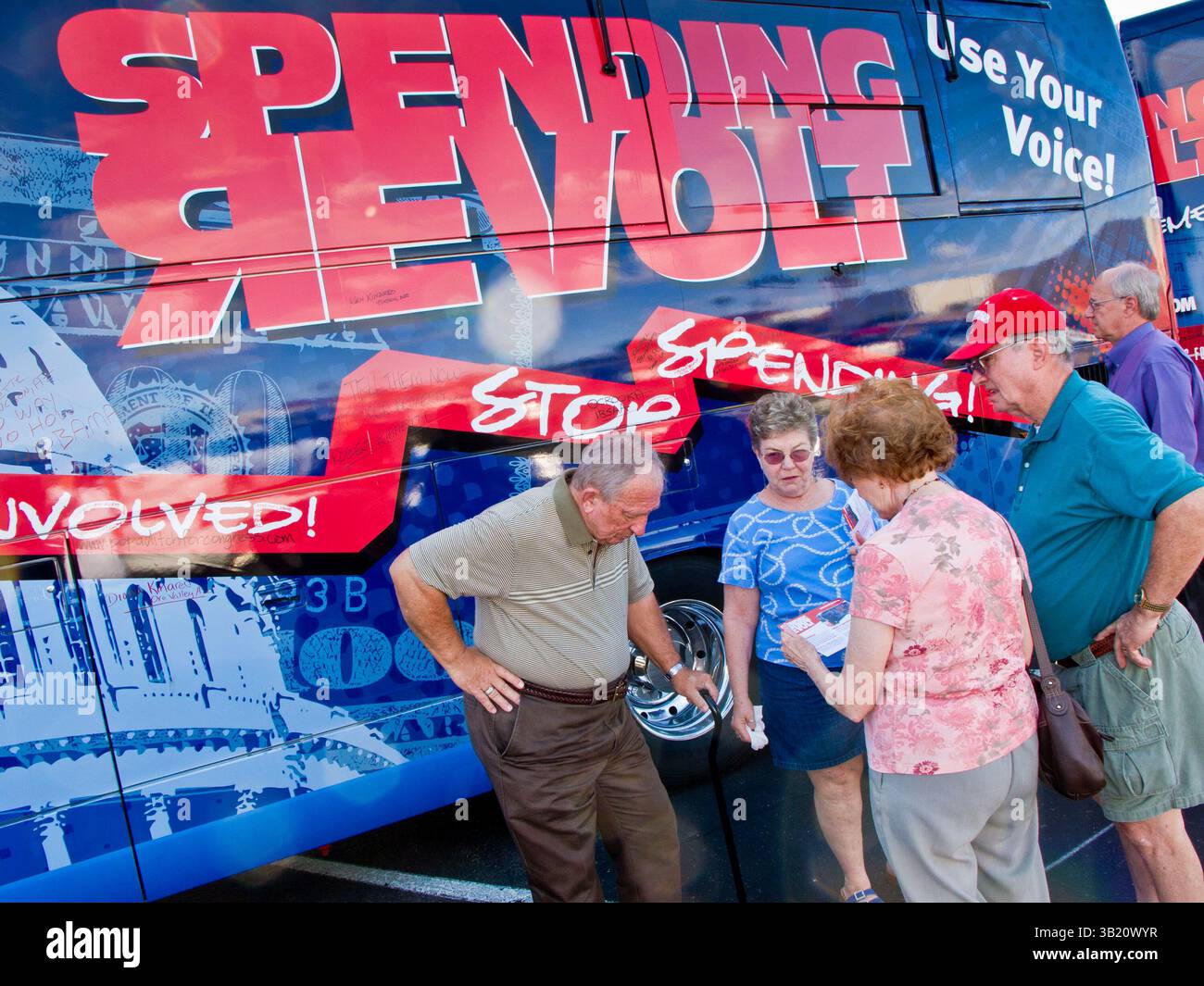 09. August 2010 - Sun City West, Arizona, USA - Einwohner in der Nähe des Buusses „The Buying Revolt“, der in Sun City West, einer Ruhestandsgemeinde nordwestlich von Phoenix, hielt. Ausgabenrevolt ist eine neue Koalition von Steuerzahlern und Geschäftsinhabern, die sich Sorgen um die Staatsausgaben machen. Der Bus zieht Kandidaten der Republikaner und der Tea Party zu seinen Veranstaltungen an. Der Bus hat Nevada, Kalifornien und Arizona durchquert und fährt Richtung Osten nach Washington DC (Bild: © Jack Kurtz/ZUMApress.com). Stockfoto