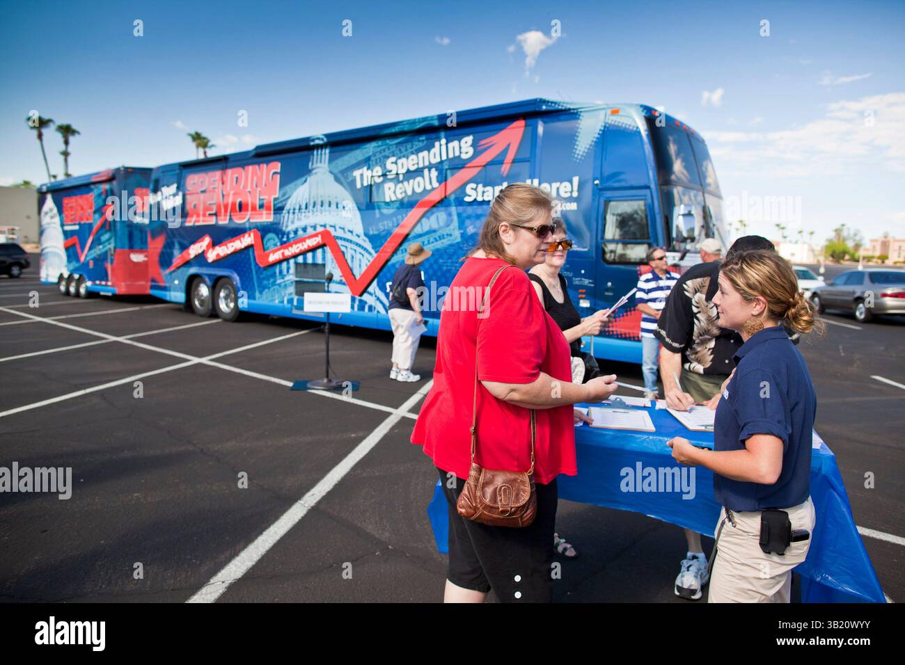 09. August 2010 - Sun City West, Arizona, USA - Einwohner in der Nähe des Buusses „The Buying Revolt“, der in Sun City West, einer Ruhestandsgemeinde nordwestlich von Phoenix, hielt. Ausgabenrevolt ist eine neue Koalition von Steuerzahlern und Geschäftsinhabern, die sich Sorgen um die Staatsausgaben machen. Der Bus zieht Kandidaten der Republikaner und der Tea Party zu seinen Veranstaltungen an. Der Bus hat Nevada, Kalifornien und Arizona durchquert und fährt Richtung Osten nach Washington DC (Bild: © Jack Kurtz/ZUMApress.com). Stockfoto