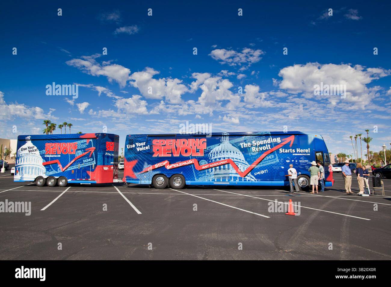09. August 2010 - Sun City West, Arizona, USA - der aufwendende Revolt-Bus in Sun City West, einer Ruhestandsgemeinde nordwestlich von Phoenix. Ausgabenrevolt ist eine neue Koalition von Steuerzahlern und Geschäftsinhabern, die sich Sorgen um die Staatsausgaben machen. Der Bus zieht Kandidaten der Republikaner und der Tea Party zu seinen Veranstaltungen an. Der Bus hat Nevada, Kalifornien und Arizona durchquert und fährt Richtung Osten nach Washington DC (Bild: © Jack Kurtz/ZUMApress.com). Stockfoto