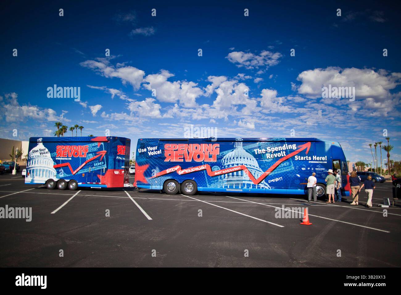 09. August 2010 - Sun City West, Arizona, USA - der aufwendende Revolt-Bus in Sun City West, einer Ruhestandsgemeinde nordwestlich von Phoenix. Ausgabenrevolt ist eine neue Koalition von Steuerzahlern und Geschäftsinhabern, die sich Sorgen um die Staatsausgaben machen. Der Bus zieht Kandidaten der Republikaner und der Tea Party zu seinen Veranstaltungen an. Der Bus hat Nevada, Kalifornien und Arizona durchquert und fährt Richtung Osten nach Washington DC (Bild: © Jack Kurtz/ZUMApress.com). Stockfoto
