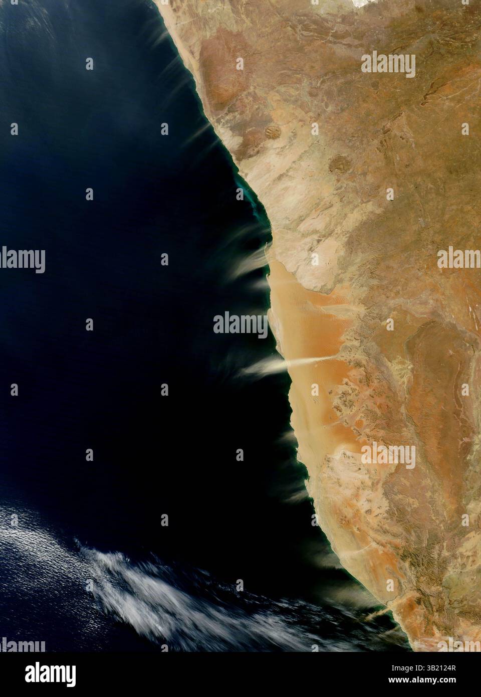 11. August 2010 - Republik Namibia, Südafrika - der wolkenlose Himmel erlaubte Anfang August 2010 einen klaren Blick auf Staub und Schwefelwasserstofffedern entlang der Küste Namibias. Mehrere Staubfedern fliegen von der Küste in Richtung Ozean, die meisten oder alle von ihnen stammen wahrscheinlich aus Bachbetten. Im Gegensatz zu den rötlich-braunen Sanddünen, die direkt südlich des Kuiseb River liegen, sind die Flusskanalsedimente heller. Der Wind schiebt häufig Staubwolken an der namibischen Küste entlang. Die Passatwinde wehen vom Indischen Ozean über den afrikanischen Kontinent und verlieren einen Großteil ihrer Feuchtigkeit als Stockfoto