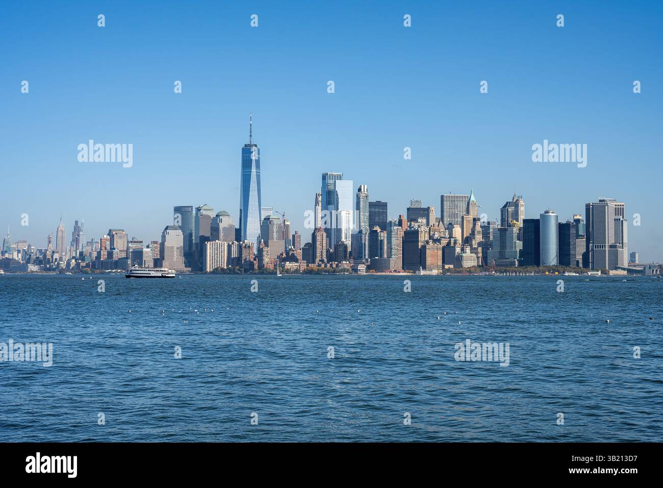 Lower Manhattan, New York City, mit dem berühmten World Trade Center vom Hudson River aus gesehen Stockfoto