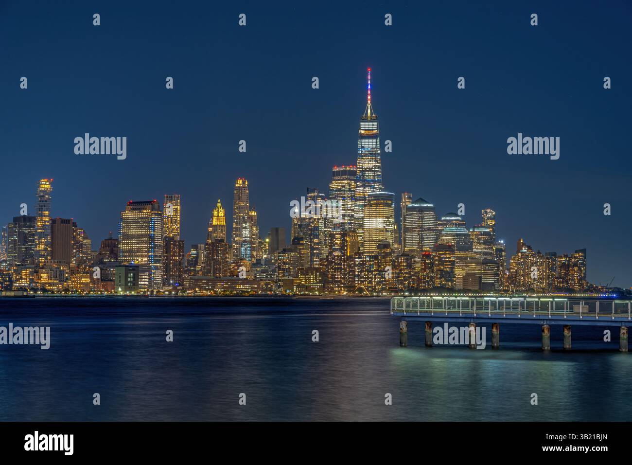 Die berühmte Skyline von Downtown Manhattan in New York bei Nacht Stockfoto