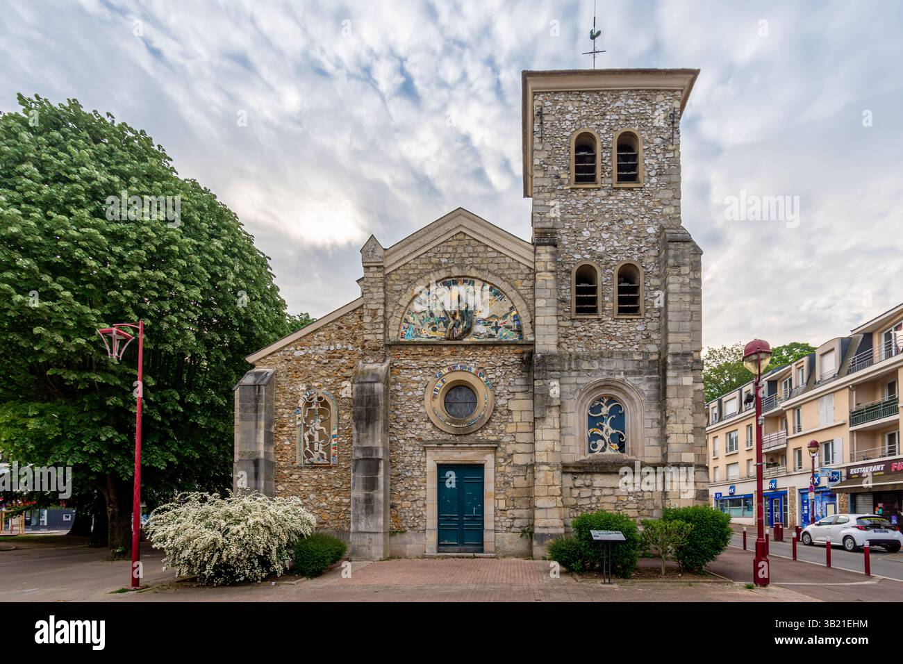 Außenansicht der katholischen Kirche Saint-Eloi in Fresnes, Frankreich, im französischen Departement Val-de-Marne, in der Region Ile-de-France Stockfoto