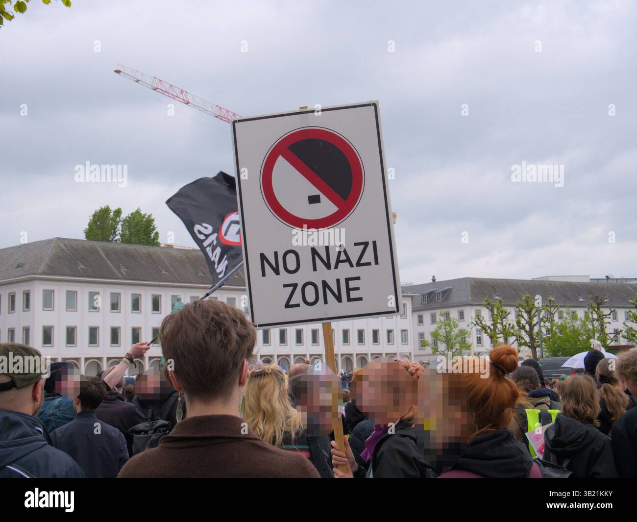 Demonstration gegen den Nationalsozialismus mit Anti-Nazi-Zeichen (keine Nazi-Zone) in Karlruhe, gegen einen Protest der rechtsextremen „Gemeinsam für Deutschland“ Stockfoto