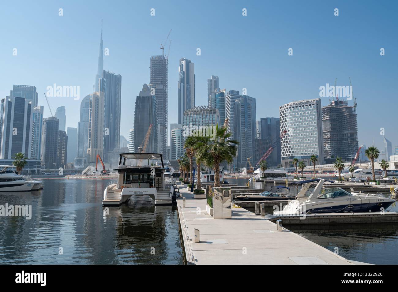 18.03.2025, Dubai, Vereinigte Arabische Emirate, Asien - Motoryachten am Jachthafen entlang des Al Jadaf Dubai Canal mit der modernen Skyline der Stadt im Hintergrund. Stockfoto