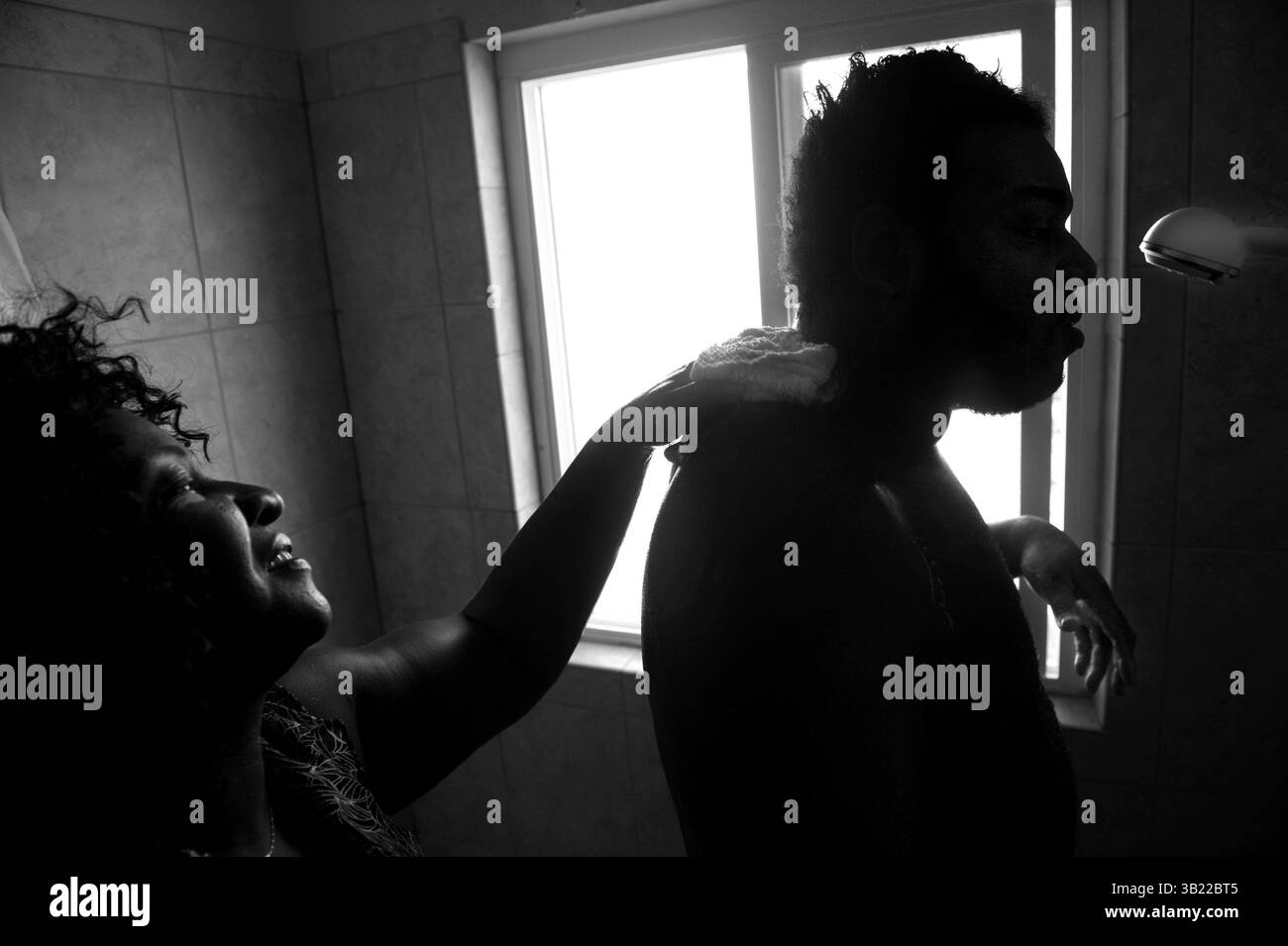 11. Juni 2009 - Sacramento, Kalifornien, USA - nachdem MARLON BARTON beschließt, aus dem Bett zu gehen, ist sein Ritual, seine Kleidung auszuziehen, seine Kleidung in die Wäsche zu legen und an die Wand der Dusche zu klopfen, damit seine Mutter weiß, dass er bereit ist. PEARLIE BARTON badet ihn jeden Morgen von Kopf bis Fuß und trägt dann Lotion auf ihn auf, mit einem Tropfen köln. „Ich mag es, dass er gut riecht, sagt sie“, danach mit einem Lächeln. (Bild: &#169; Renee C. Byer/Sacramento Bee/zReportage.com/ZUMA) Stockfoto