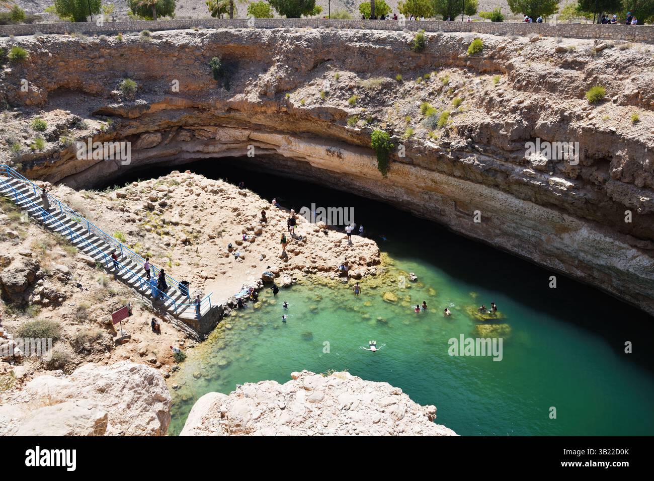 Maskat Governorate, Oman - 3. April 2025: Das Bimmah Sinkhole ist eine wassergefüllte Senke im Kalkstein des östlichen Maskat Go Stockfoto