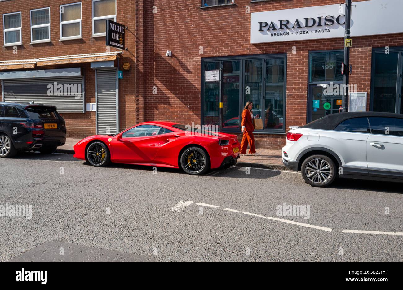 Der Ferrari 488 Pista Sportwagen parkte in einer Seitenstraße in Birmingham, England. Stockfoto
