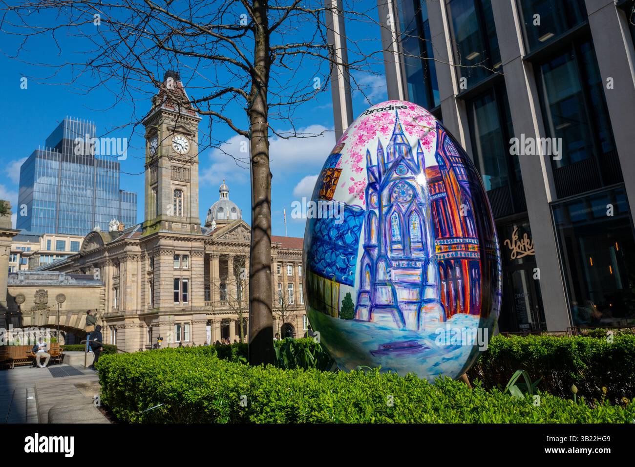 Große gemalte Eier von Studenten der Birmingham School of Art am Centenary Way im Stadtzentrum von Birmingham. Stockfoto
