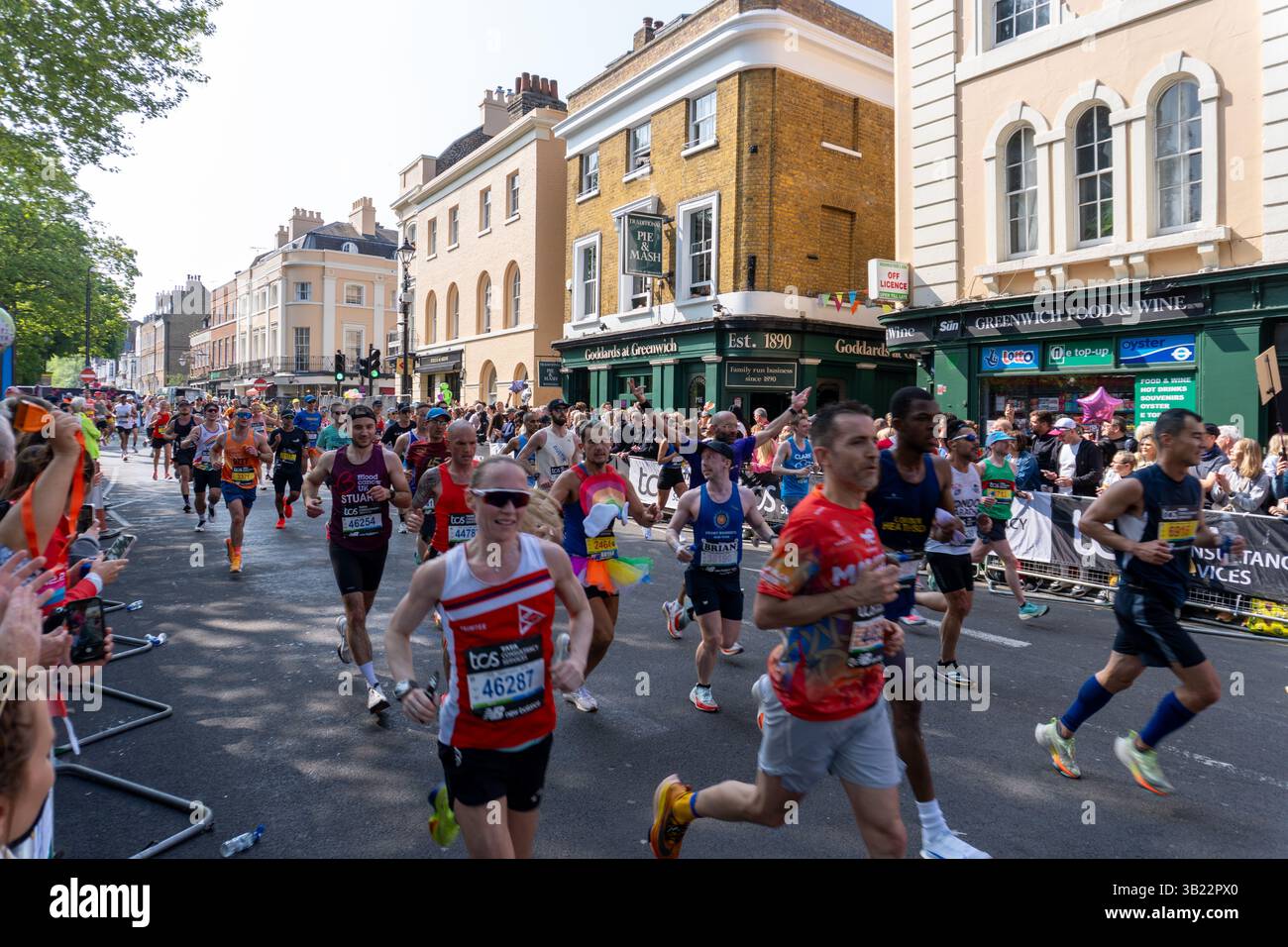 London, Vereinigtes Königreich. April 2025. Läufer, die beim TCS London Marathon 2025 durch Greeenwich fahren. Engin Karmaan/Alamy Live News. Stockfoto