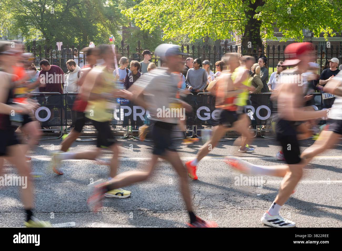 London, Vereinigtes Königreich. April 2025. Läufer, die beim TCS London Marathon 2025 durch Greeenwich fahren. Engin Karmaan/Alamy Live News. Stockfoto