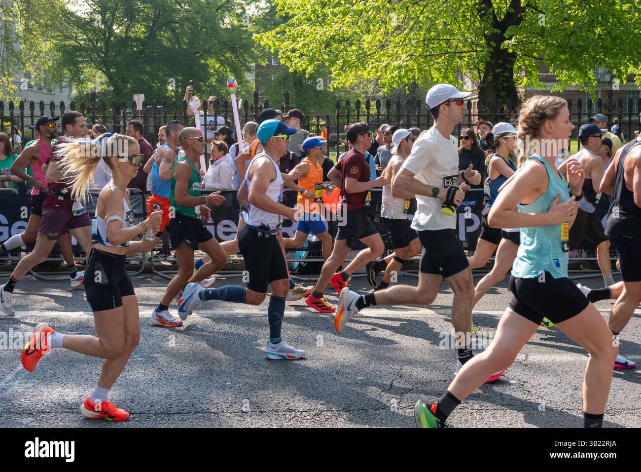 London, Vereinigtes Königreich. April 2025. Läufer, die beim TCS London Marathon 2025 durch Greeenwich fahren. Engin Karmaan/Alamy Live News. Stockfoto