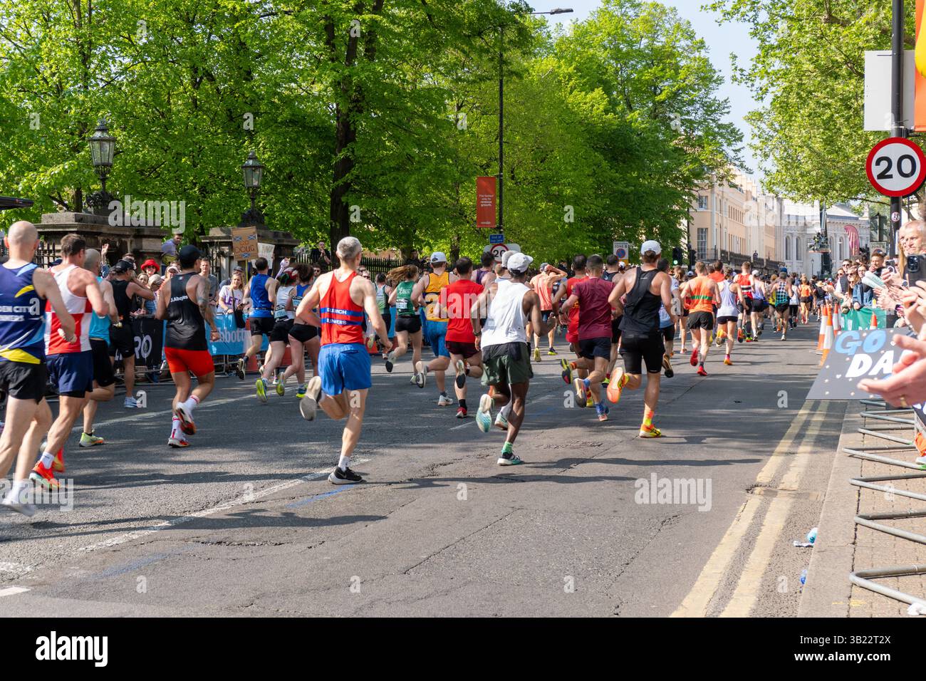 London, Vereinigtes Königreich. April 2025. Läufer, die beim TCS London Marathon 2025 durch Greeenwich fahren. Engin Karmaan/Alamy Live News. Stockfoto