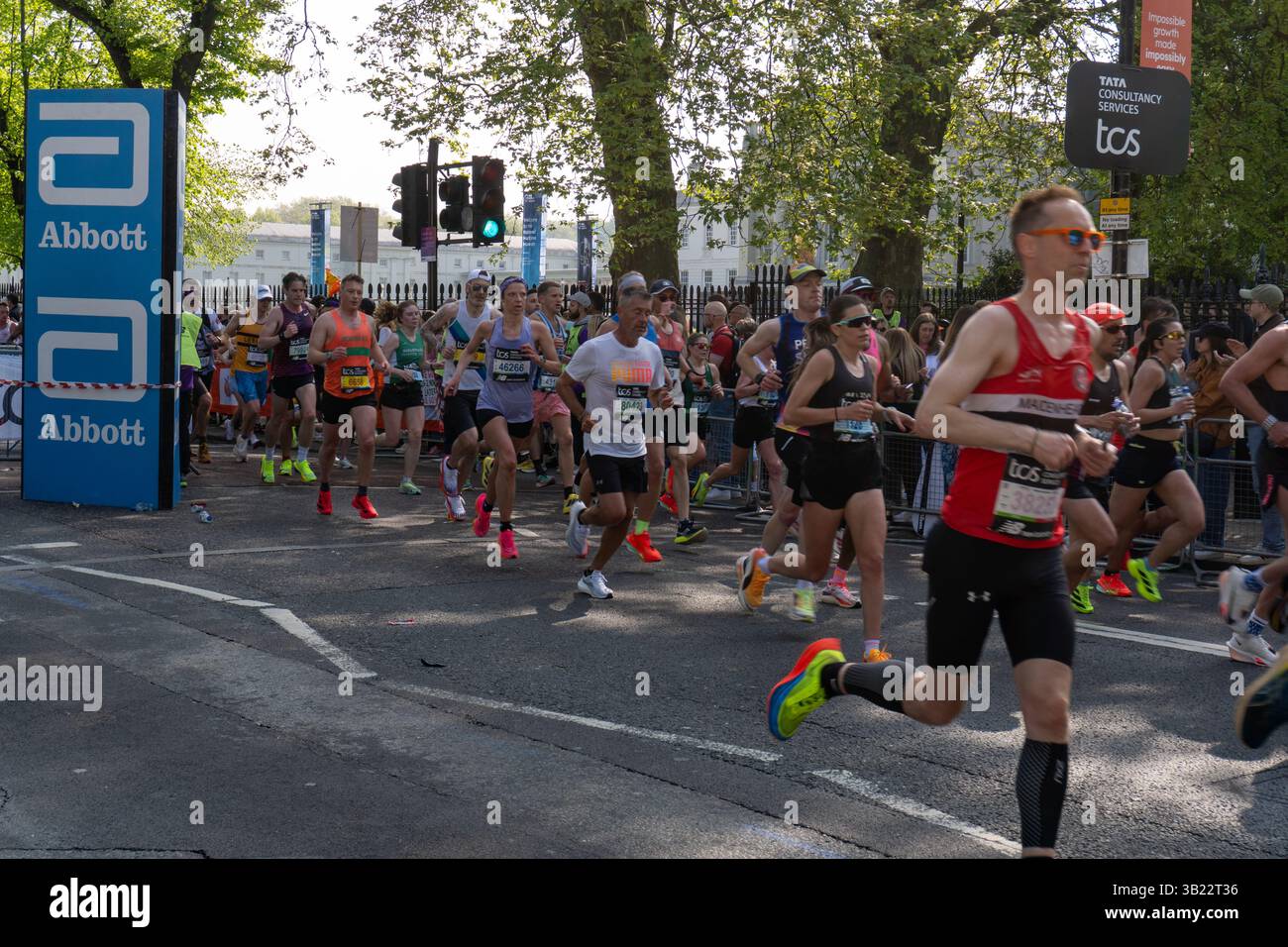 London, Vereinigtes Königreich. April 2025. Läufer, die beim TCS London Marathon 2025 durch Greeenwich fahren. Engin Karmaan/Alamy Live News. Stockfoto