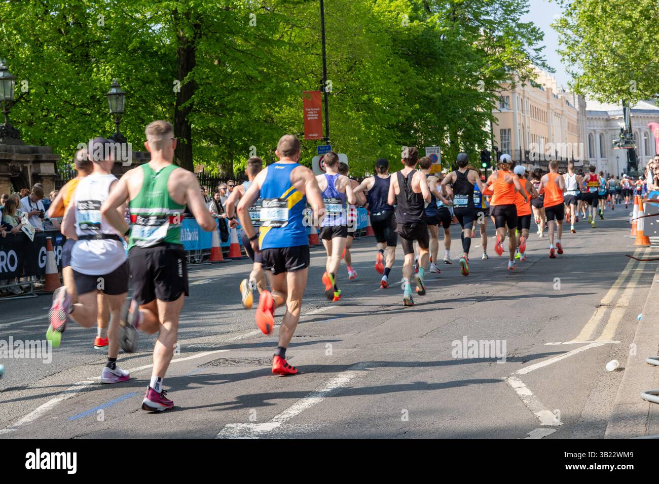 London, Vereinigtes Königreich. April 2025. Läufer, die beim TCS London Marathon 2025 durch Greeenwich fahren. Engin Karmaan/Alamy Live News. Stockfoto
