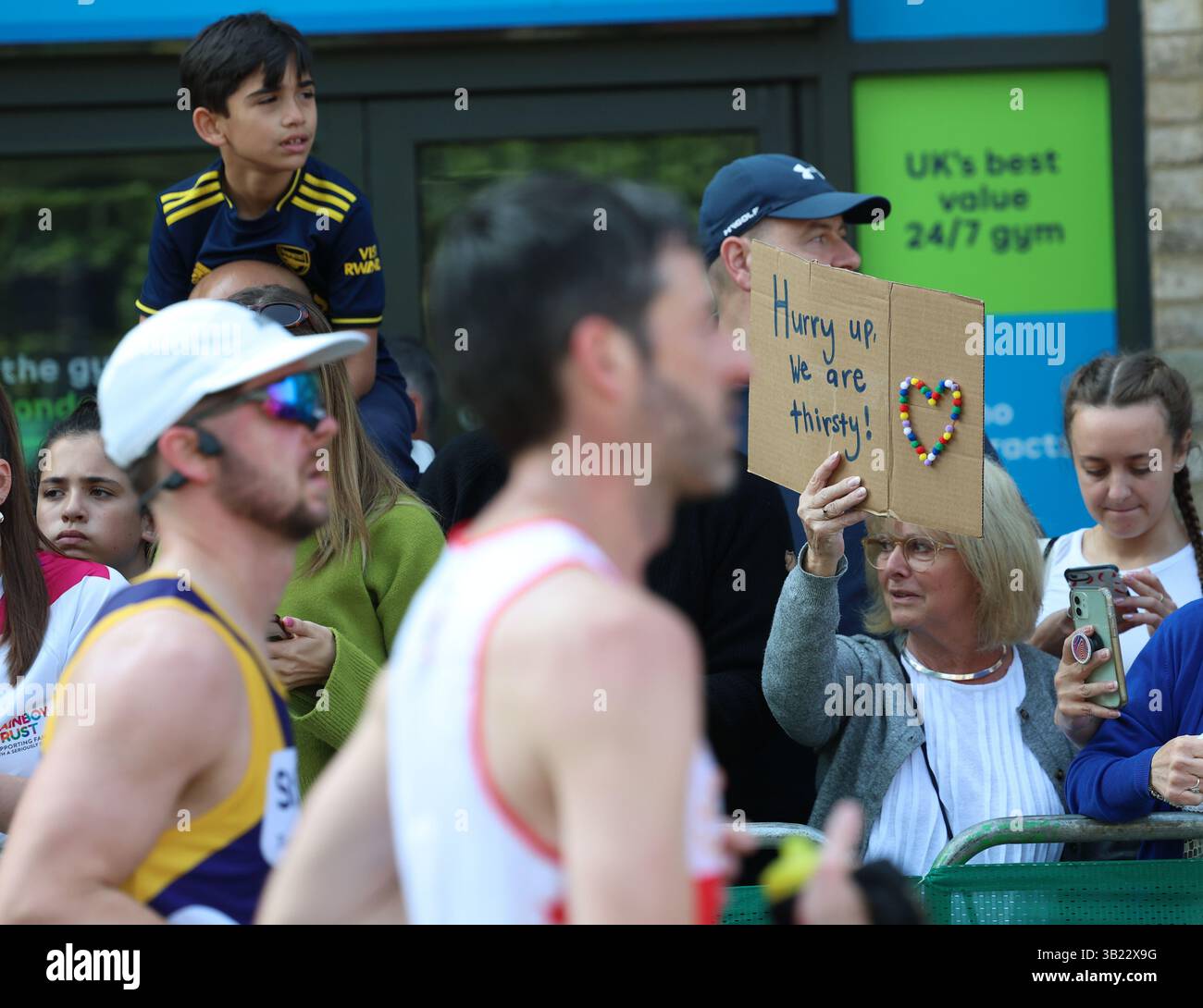 London, Großbritannien. April 2025. Ein Support trägt das Banner „beeil dich, wir sind Durst“ als motivierende Unterstützung für Runner XX beim TCS London Marathon 2025 während des TCS London Marathon am 27. April 2025 in London, England, Großbritannien Credit: Andrew Sumner/Alamy Live News Stockfoto