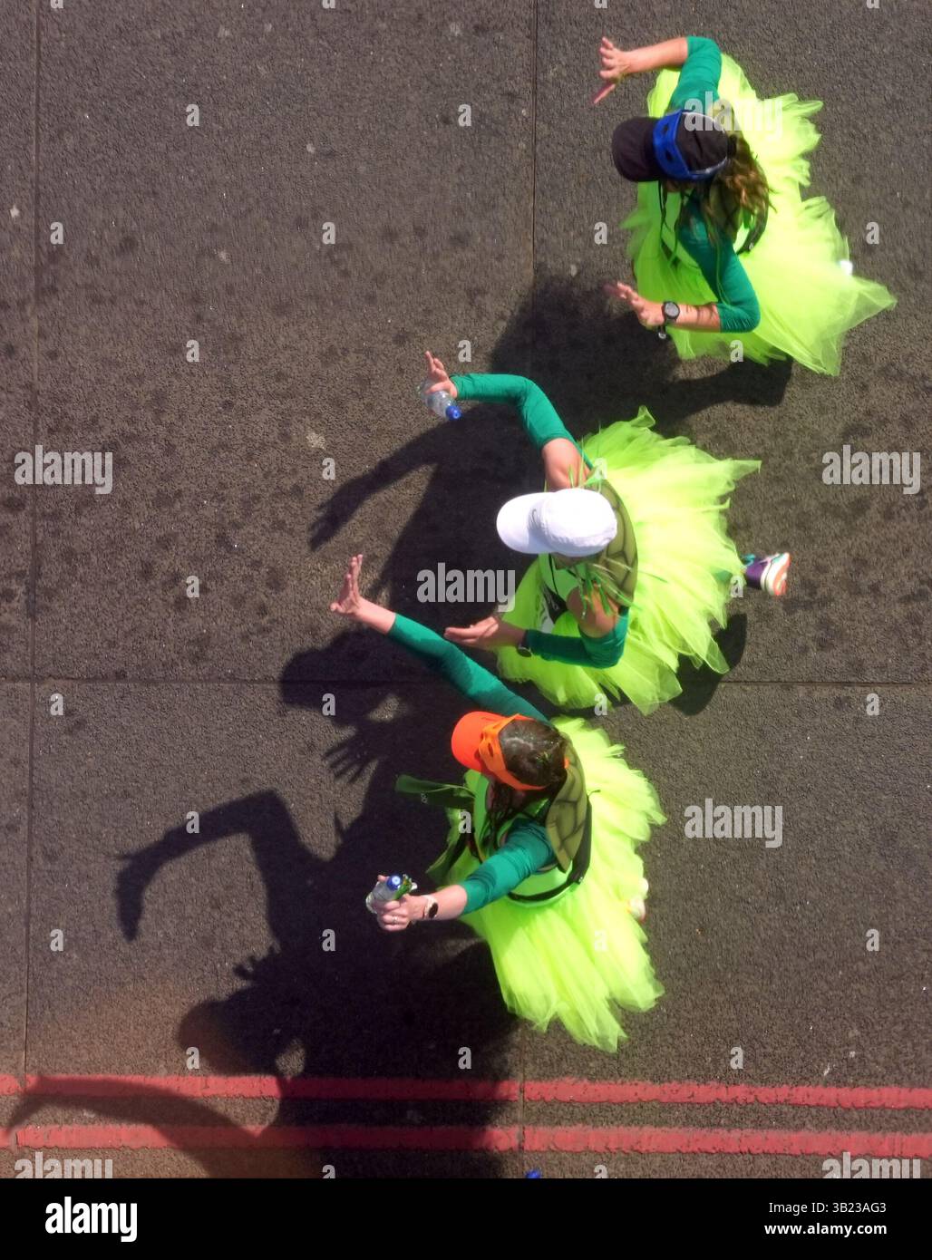 Ein allgemeiner Blick aus dem Sichtfenster über der Tower Bridge auf einen Läufer in schicker Kleidung beim Massenpartizipationsrennen während des TCS London Marathon. Bilddatum: Sonntag, 27. April 2025. Stockfoto