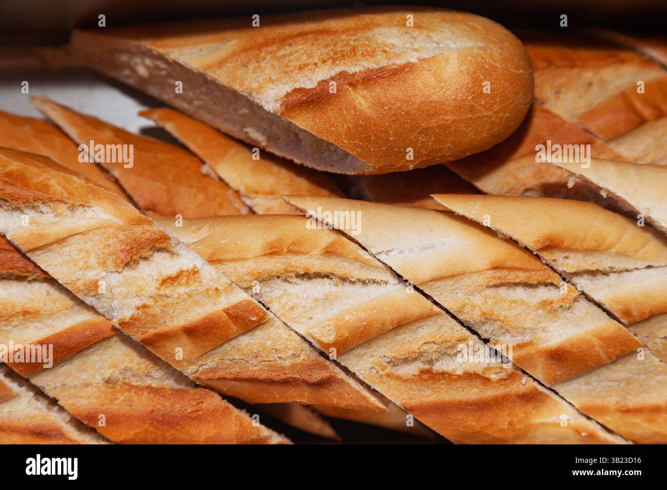 Mehrere französische Baguettes in Stücke geschnitten, Nahaufnahme. Weißbrot. Stockfoto