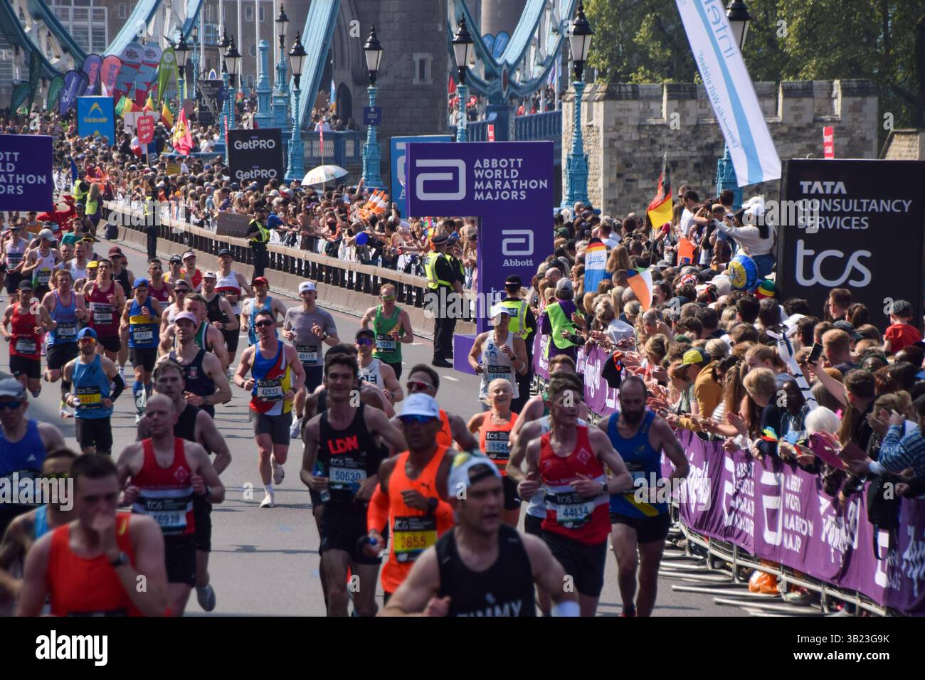 London, England, Großbritannien. April 2025. Tausende von Läufern überqueren die Tower Bridge beim London Marathon 2025. (Kreditbild: © Vuk Valcic/ZUMA Press Wire) NUR REDAKTIONELLE VERWENDUNG! Nicht für kommerzielle ZWECKE! Quelle: ZUMA Press, Inc./Alamy Live News Stockfoto