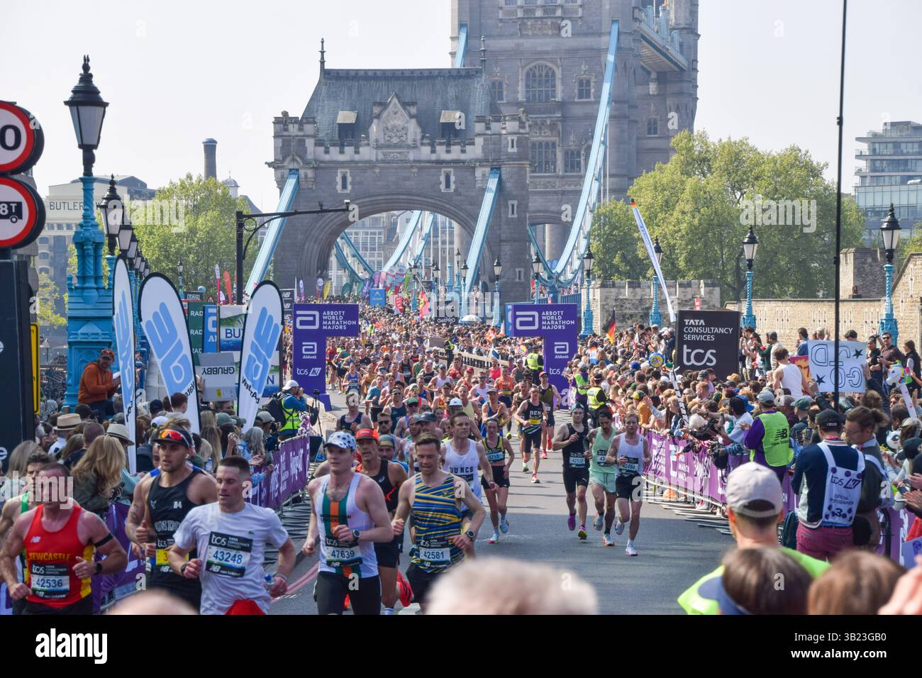London, England, Großbritannien. April 2025. Tausende von Läufern überqueren die Tower Bridge beim London Marathon 2025. (Kreditbild: © Vuk Valcic/ZUMA Press Wire) NUR REDAKTIONELLE VERWENDUNG! Nicht für kommerzielle ZWECKE! Quelle: ZUMA Press, Inc./Alamy Live News Stockfoto