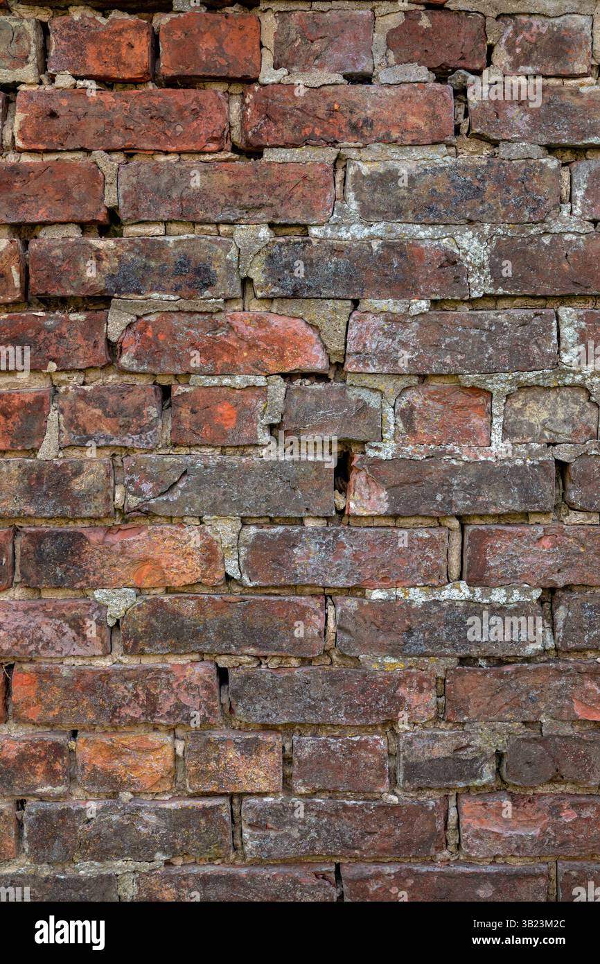Nahaufnahme einer alten Backsteinmauer in schlechtem Zustand Stockfoto Nahaufnahme einer alten Backsteinmauer in schlechtem Zustand Stockfoto