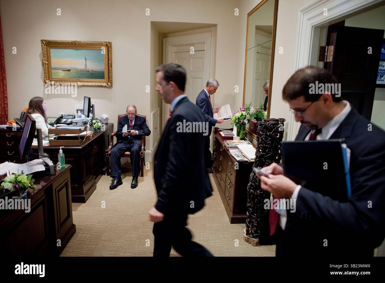 1. September 2010 – Washington, District of Columbia, USA – BRIAN MOSTELLER, stellvertretender Direktor des Oval Office Operations, und DAN SHAPIRO, leitender Direktor des Nahen Ostens, betreten das Oval Office, wo GEORGE MITCHELL, Sondergesandter für den Frieden im Nahen Osten, sitzt, Stabschef RAHM EMANUEL und Personal Secretary KATIE JOHNSON auf den Präsidenten warten. (Kreditbild: © Pete Souza/Weißes Haus/ZUMApress.com) Stockfoto