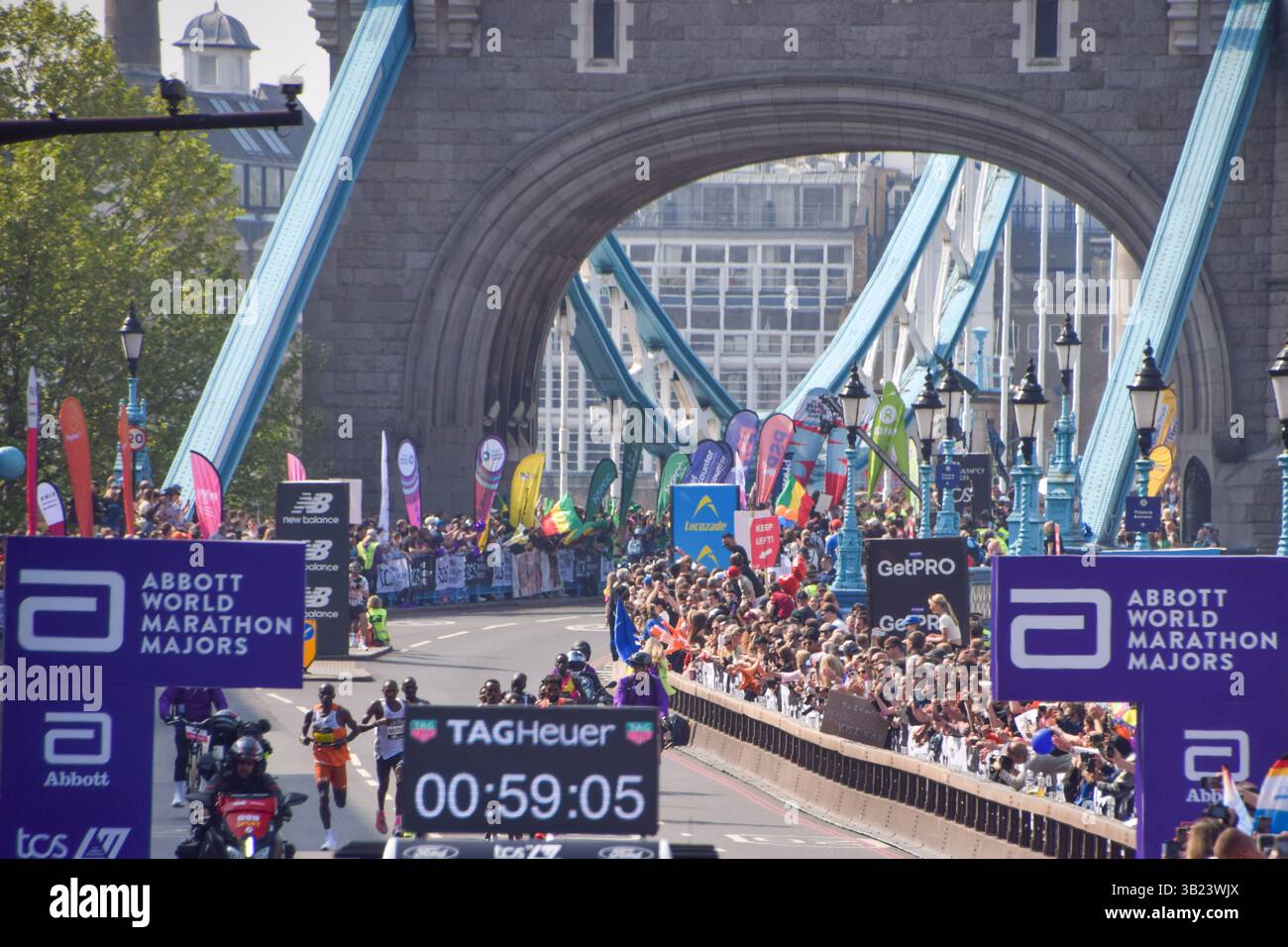 London, England, Großbritannien. April 2025. Tausende von Zuschauern säumen die Tower Bridge während des London Marathon 2025. (Kreditbild: © Vuk Valcic/ZUMA Press Wire) NUR REDAKTIONELLE VERWENDUNG! Nicht für kommerzielle ZWECKE! Quelle: ZUMA Press, Inc./Alamy Live News Stockfoto