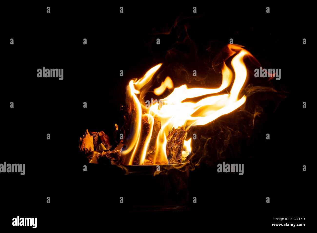 Nahaufnahme von hellen Flammen von einem Feuer im Freien, brennendem Holz und glühendem natürlichem Licht. Stockfoto