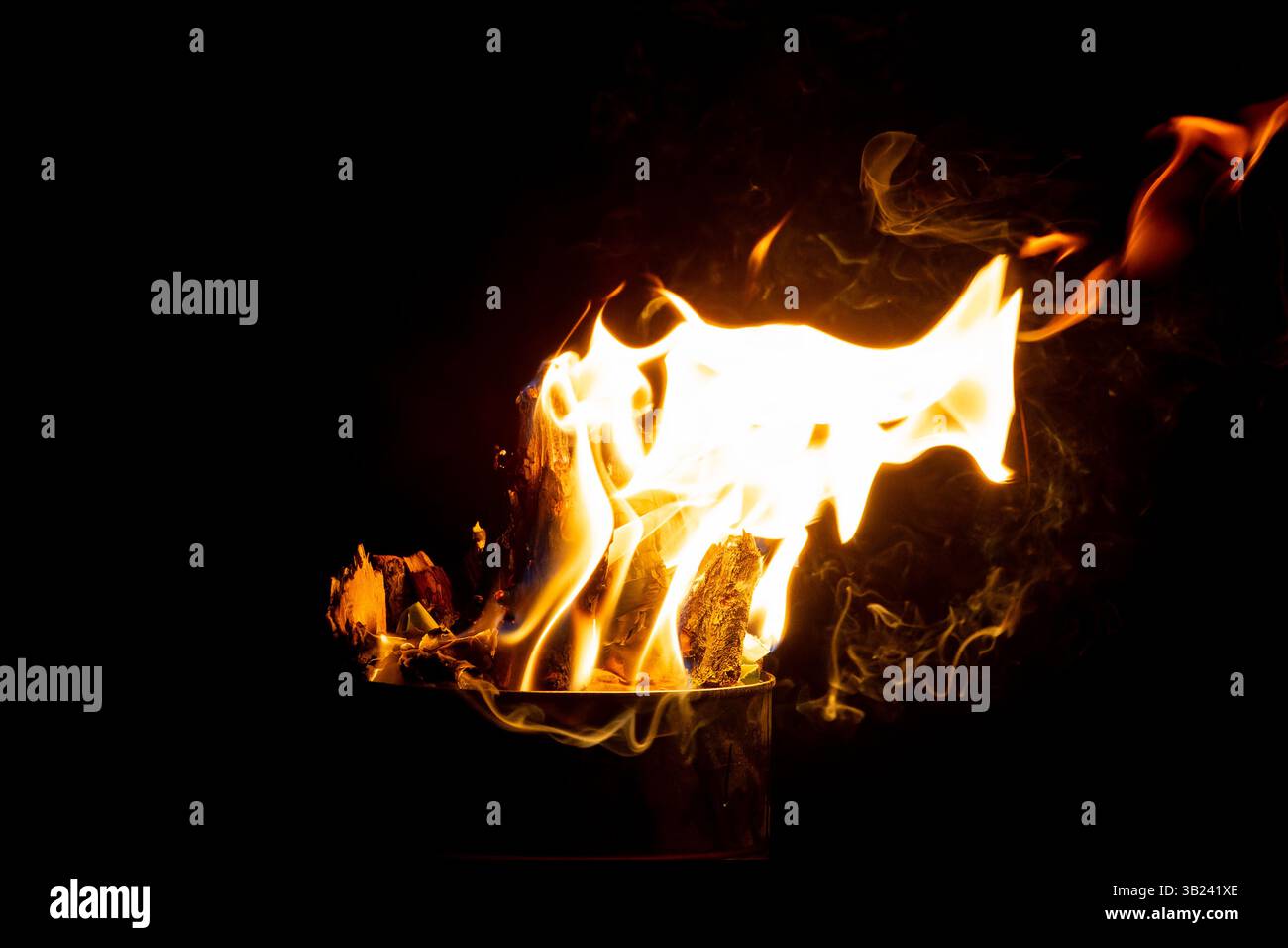 Nahaufnahme von hellen Flammen von einem Feuer im Freien, brennendem Holz und glühendem natürlichem Licht. Stockfoto