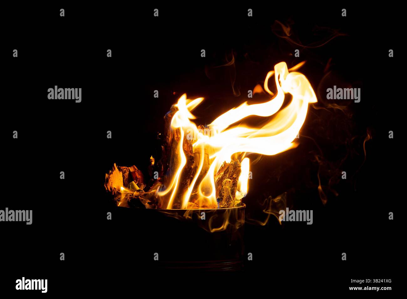 Nahaufnahme von hellen Flammen von einem Feuer im Freien, brennendem Holz und glühendem natürlichem Licht. Stockfoto