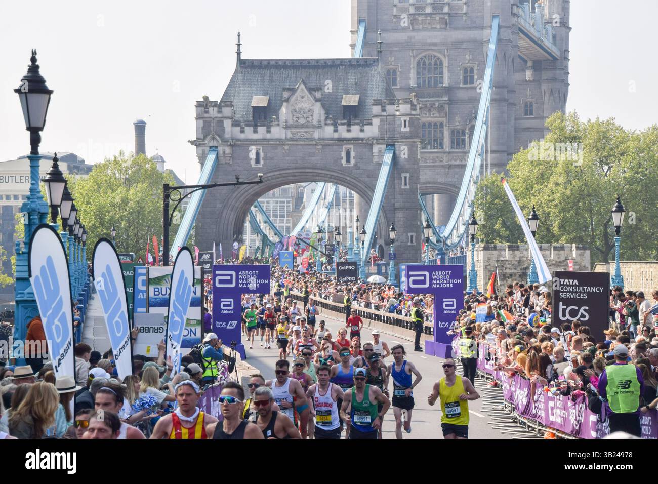 London, England, Großbritannien. April 2025. Tausende von Läufern überqueren die Tower Bridge beim London Marathon 2025. (Kreditbild: © Vuk Valcic/ZUMA Press Wire) NUR REDAKTIONELLE VERWENDUNG! Nicht für kommerzielle ZWECKE! Quelle: ZUMA Press, Inc./Alamy Live News Stockfoto