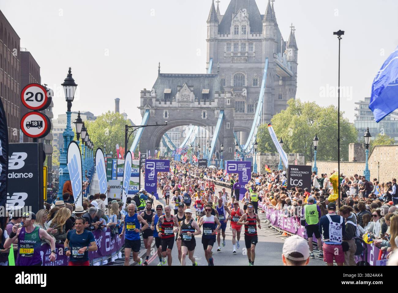 London, England, Großbritannien. April 2025. Tausende von Läufern überqueren die Tower Bridge beim London Marathon 2025. (Kreditbild: © Vuk Valcic/ZUMA Press Wire) NUR REDAKTIONELLE VERWENDUNG! Nicht für kommerzielle ZWECKE! Quelle: ZUMA Press, Inc./Alamy Live News Stockfoto