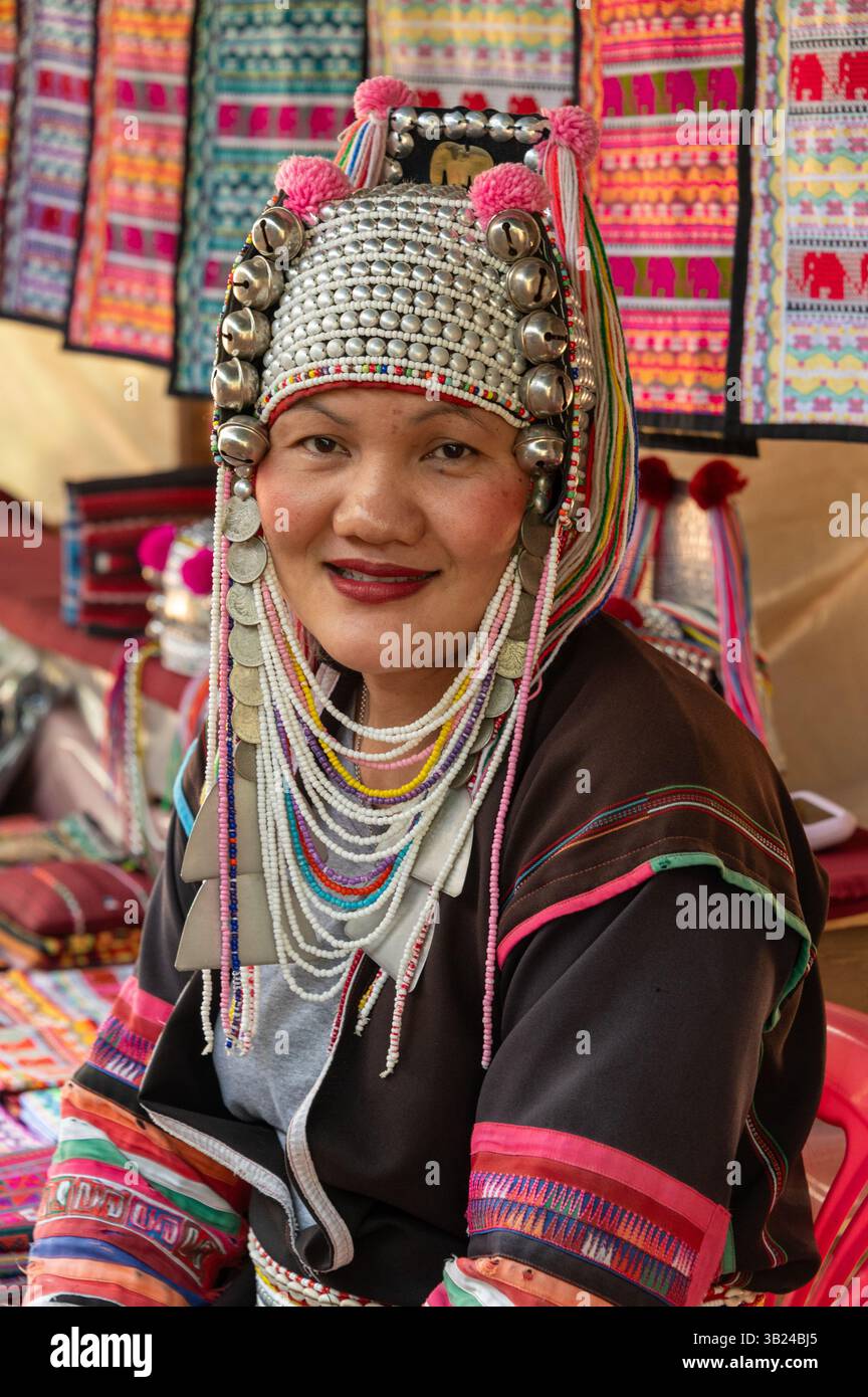 Eine „Akha“-Frau in einem handgefertigten Souvenirladen von Akha, geteilt mit dem langhalsigen Karen-Stamm, der Messingringe trägt, im Dorf Mai Rim ne Stockfoto
