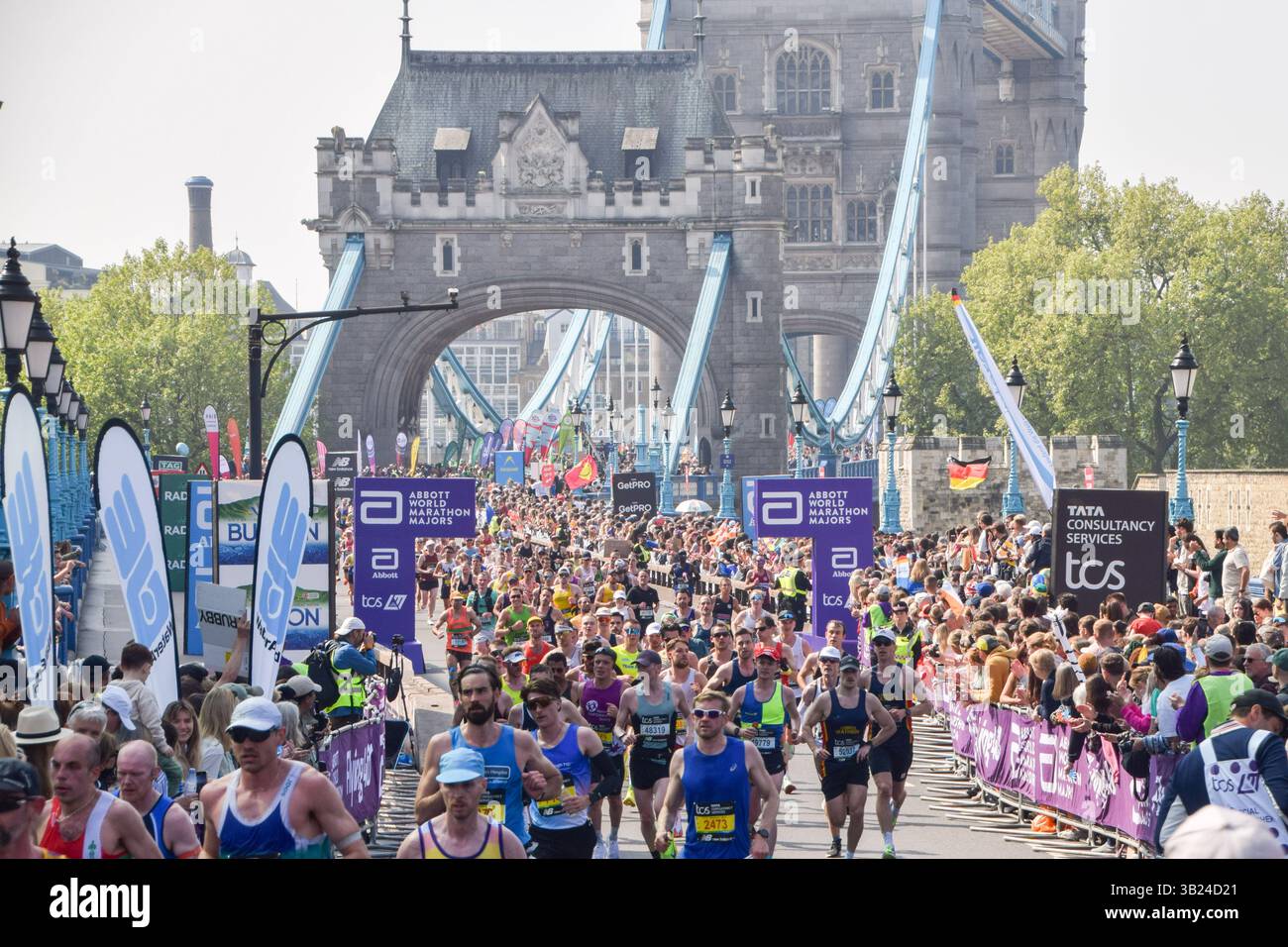 London, England, Großbritannien. April 2025. Tausende von Läufern überqueren die Tower Bridge beim London Marathon 2025. (Kreditbild: © Vuk Valcic/ZUMA Press Wire) NUR REDAKTIONELLE VERWENDUNG! Nicht für kommerzielle ZWECKE! Quelle: ZUMA Press, Inc./Alamy Live News Stockfoto