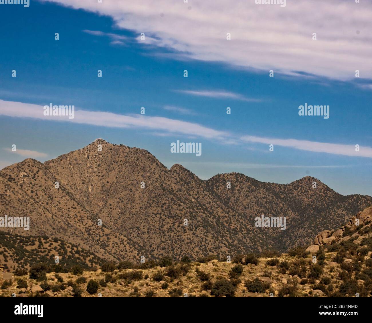 Oktober 2010 - Albuquerque, New Mexico, USA - die Ausläufer an der Westseite der Sandia Mountains, unmittelbar östlich von Albuquerque, New Mexico. Die Berge liegen größtenteils im Cibola National Forest und ihr höchster Punkt ist Sandia Crest mit 10.678 Fuß (3.255 m). (Bild: © Arnold Drapkin/ZUMAPRESS.com) Stockfoto