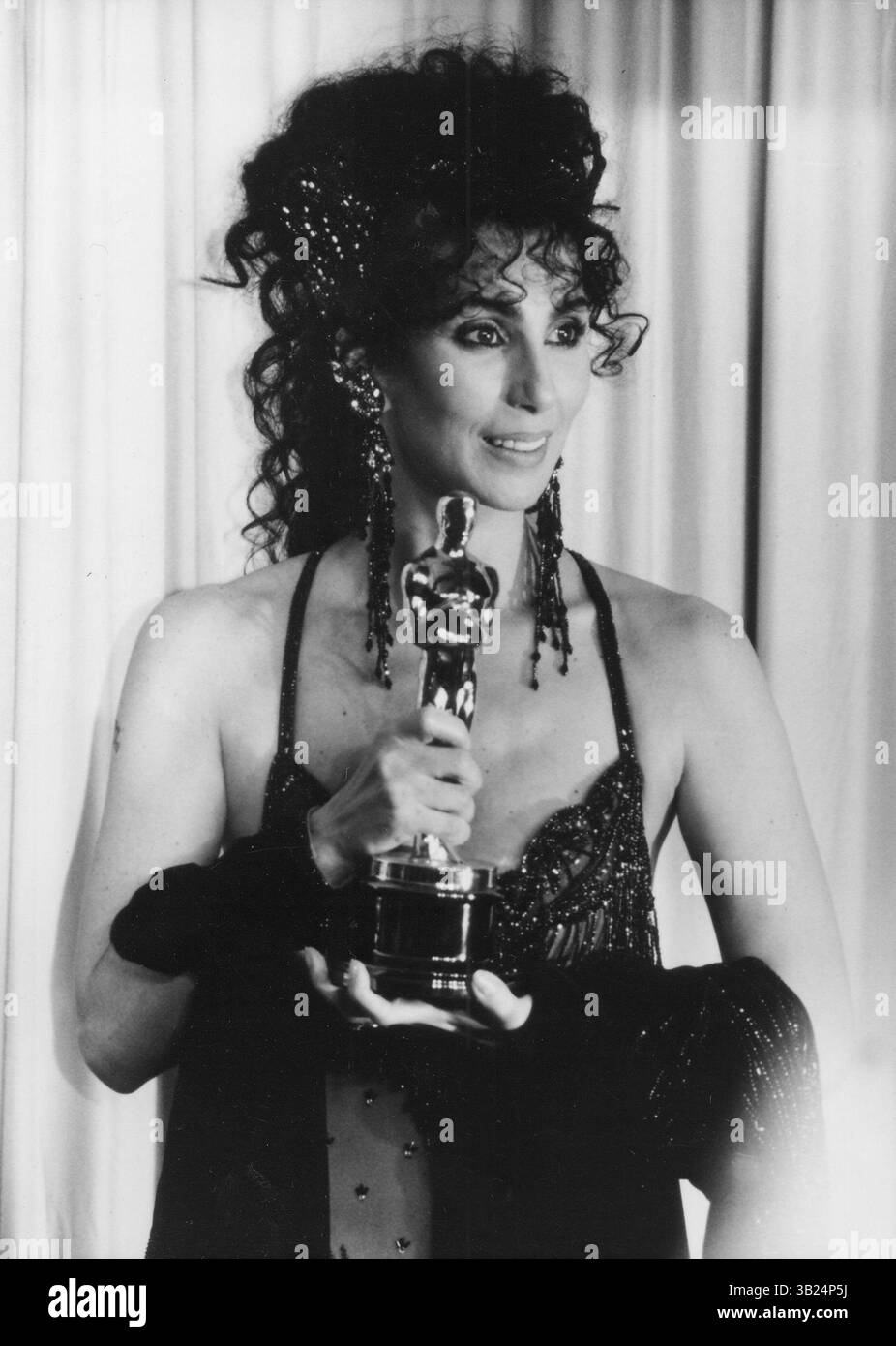 19. Januar 2011 - CHER MIT IHREM OSCAR für Moonstruck bei den ACADEMY AWARDS 1988. (Credit Image: © Globe photos/ZUMAPRESS.com) Stockfoto