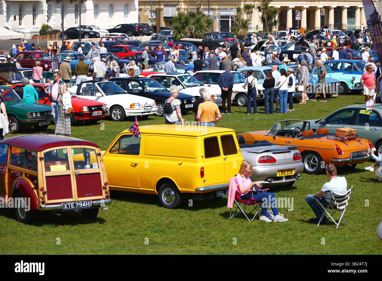 Teignmouth, Devon, Großbritannien. April 2025. Wetter in Großbritannien: Oldtimer treffen sich bei Sonnenschein in Teignmouth, Devon. Hinweis: Nidpor/Alamy Live News Stockfoto