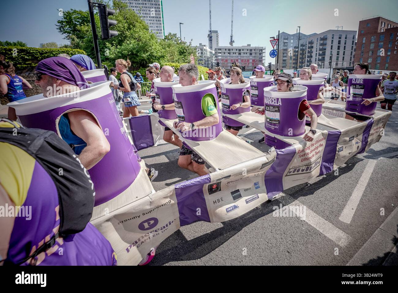 London, Großbritannien. April 2025. Der London Marathon führt die Evelyn Street in Deptford in South East London hinunter, die 13 km lange Strecke der 26,2 km langen Strecke, auf der Läufer von Einheimischen begrüßt und angefeuert werden. Guy Corbishley/Alamy Live News Stockfoto