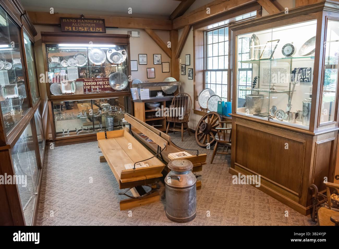 Berlin, Ohio, Vereinigte Staaten von Amerika – 13. Oktober 2018. Handgehämmertes Aluminiummuseum im Wendell August Forge, einem Souvenirladen im Stockfoto