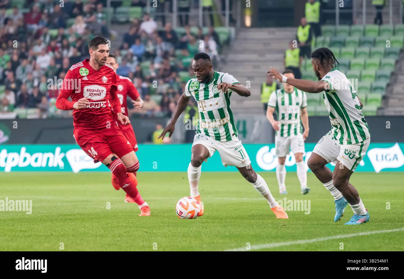 Budapest, Ungarn – 6. Mai 2023. Ferencvaros-Stürmer Owusu Kwabena und Kisvarda-Verteidiger Dominik Kovacic während des ungarischen Ligaspiels Ferencvaros vs Stockfoto