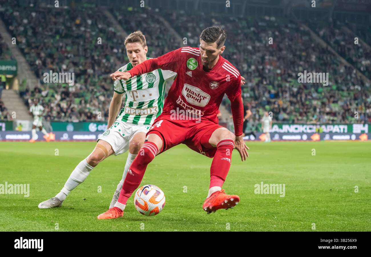 Budapest, Ungarn – 6. Mai 2023. Kisvarda-Verteidiger Dominik Kovacic und Ferencvaros-Mittelfeldspieler Kristoffer Zachariassen während des ungarischen Ligaspiels Fe Stockfoto