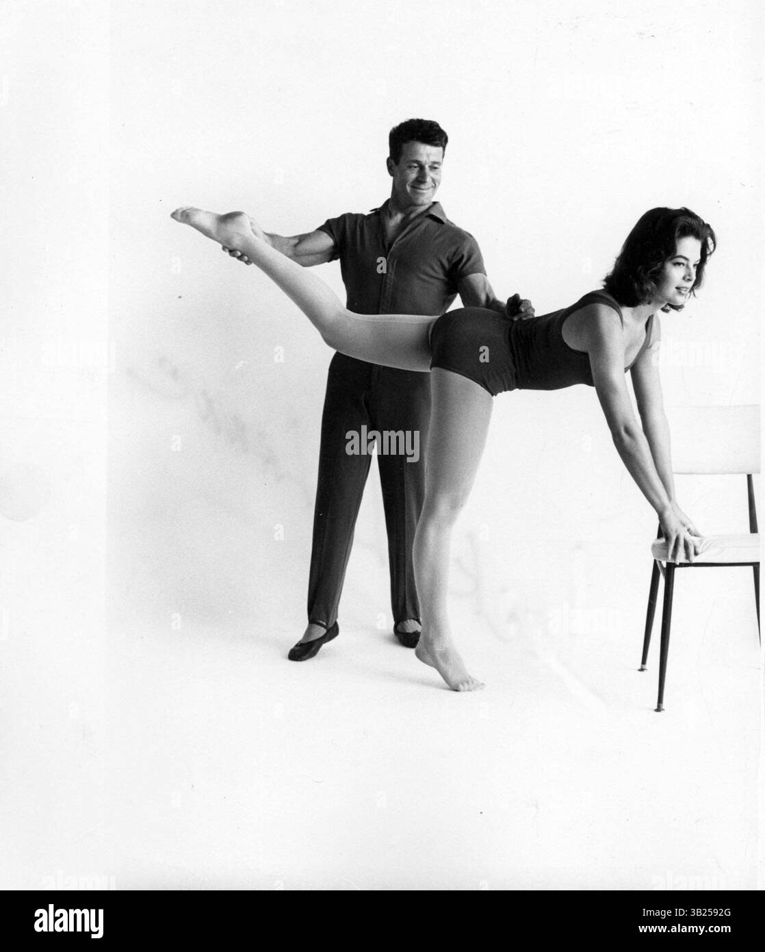 JACK LALANNE, (26. September 1914 C 23. Januar 2011), der sogenannte „Pate of Fitness“, Ernährungsexperte, Fernsehmoderator und Motivationsredner, starb am Sonntag an Lungenentzündung-bedingter respiratorischer Insuffizienz. Lalanne wird zugeschrieben, dass er Amerikas Interesse an körperlicher Fitness weckte, und er war bekannt für seine Meisterleistungen wie Schwimmen von Alcatraz Island bis Fisherman's Wharf in San Francisco, während er ein Boot schleppte. IM BILD: Jack LaLanne mit einem Fitnessmodell, 1963. (Bild: © Globe Photos/ZUMAPRESS.com) Stockfoto