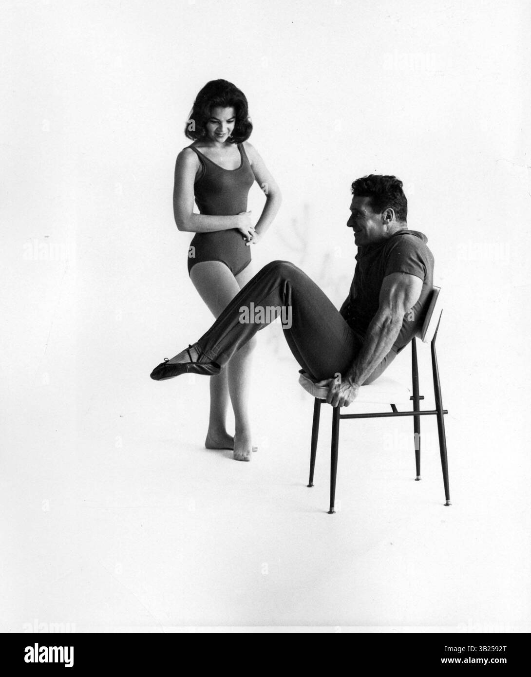 JACK LALANNE, (26. September 1914 C 23. Januar 2011), der sogenannte „Pate of Fitness“, Ernährungsexperte, Fernsehmoderator und Motivationsredner, starb am Sonntag an Lungenentzündung-bedingter respiratorischer Insuffizienz. Lalanne wird zugeschrieben, dass er Amerikas Interesse an körperlicher Fitness weckte, und er war bekannt für seine Meisterleistungen wie Schwimmen von Alcatraz Island bis Fisherman's Wharf in San Francisco, während er ein Boot schleppte. IM BILD: Jack LaLanne mit einem Fitnessmodell, 1963. (Bild: © Globe Photos/ZUMAPRESS.com) Stockfoto