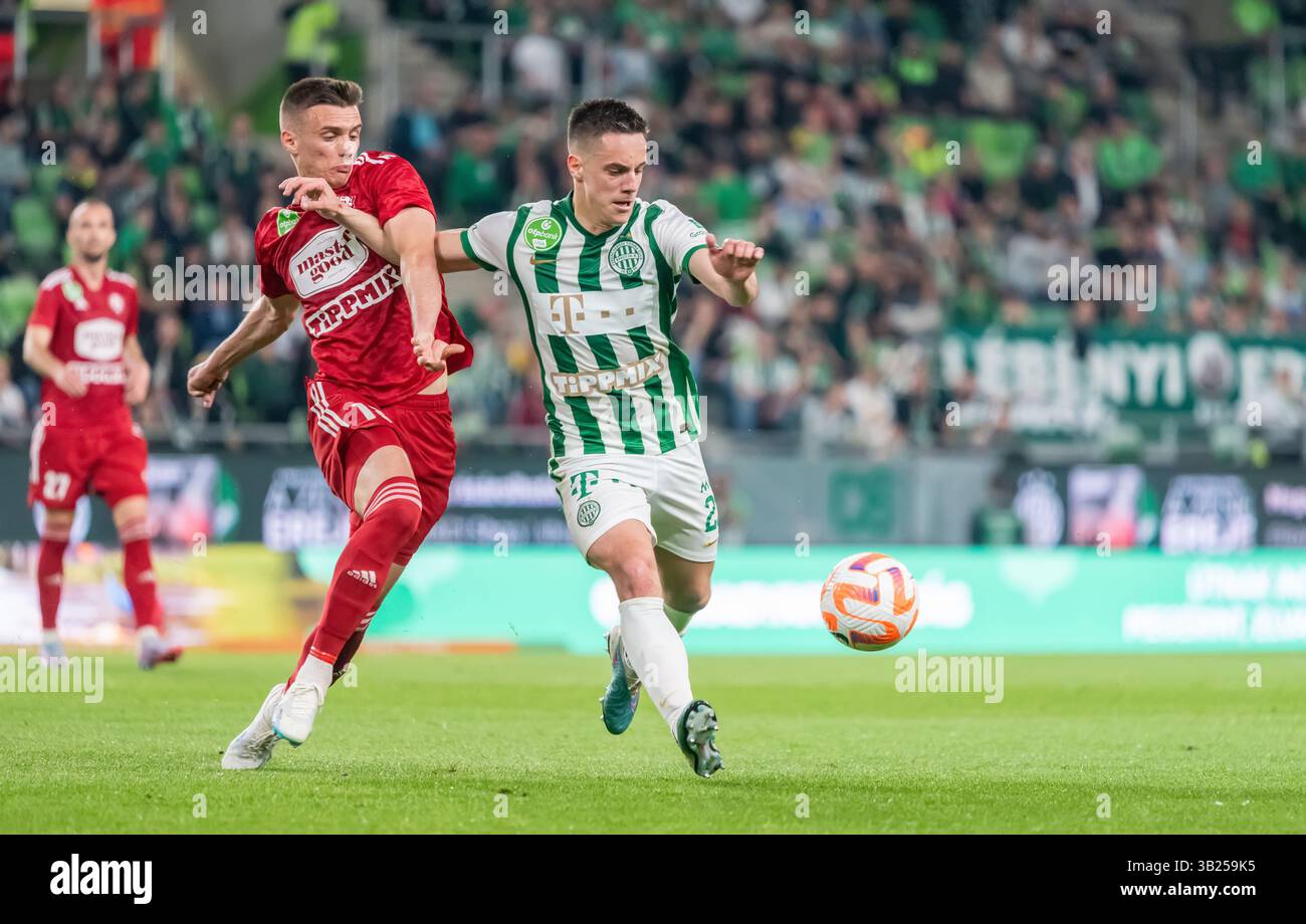 Budapest, Ungarn – 6. Mai 2023. Kisvarda Mittelfeldspieler Bohdan Melnyk und Ferencvaros Linksverteidiger Lorand Paszka während des ungarischen Ligaspiels Ferencvaros gegen Stockfoto