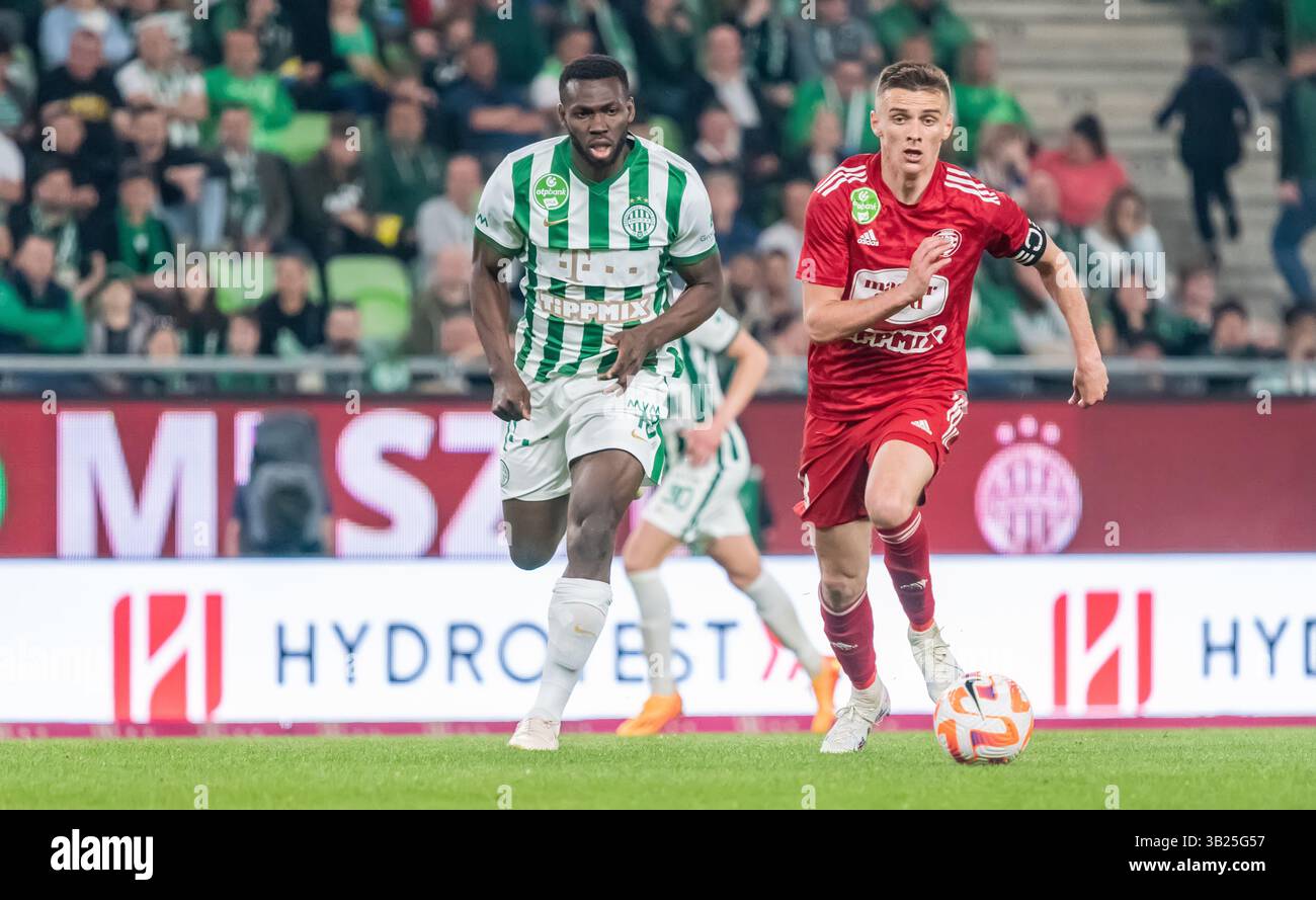 Budapest, Ungarn – 6. Mai 2023. Kisvarda Mittelfeldspieler Bohdan Melnyk und Ferencvaros Mittelfeldspieler Anderson Esiti während des ungarischen Ligaspiels Ferencvaros Stockfoto