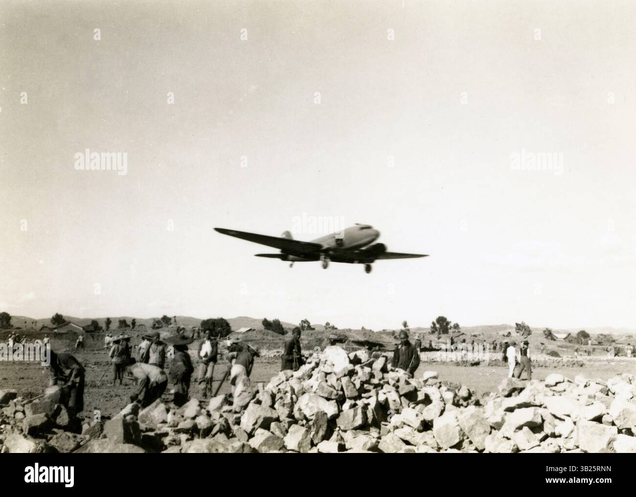 US Douglas C-47 Skytrain-Flugzeuge landeten während des Zweiten Weltkriegs 1943 auf dem Flughafen Kunming in China Stockfoto US Douglas C-47 Skytrain-Flugzeuge landeten während des Zweiten Weltkriegs 1943 auf dem Flughafen Kunming in China Stockfoto